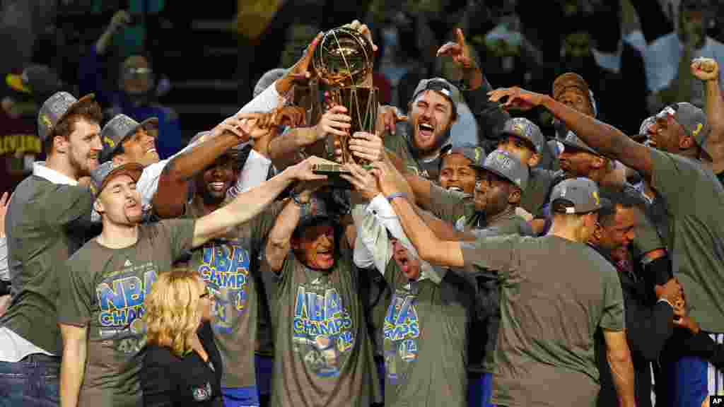 Les Golden State Warriors célèbrent après avoir remporté la finale de la NBA contre les Cavaliers de Cleveland à Cleveland, mercredi 17 Juin, 2015. Les Warriors ont battu les Cavaliers 105-97 pour remporter la série de jeu le best-of-sept 4-2.