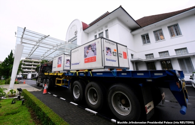 Kontainer bermuatan vaksin virus corona (COVID-19) dari perusahaan farmasi China, Sinovac Biotech, untuk pengiriman tahap pertama tiba di Bio Farma, Bandung, 7 Desember 2020. (Foto: Biro Setpres via Reuters)