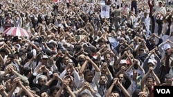 Para demonstran anti-pemerintah di Sana'a terus menuntut mundurnya Presiden Ali Abdullah Saleh (10/6), yang saat ini masih dirawat di Arab Saudi.