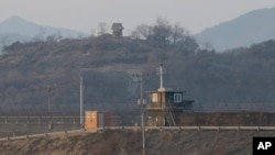 지난 2016년 한국 경기도 파주 인근 비무장지대(DMZ)에서 남북 초소가 마주보고 있다. 