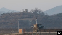 한국 경기도 파주 비무장지대(DMZ)에서 남북 초소가 마주보고 있다. 