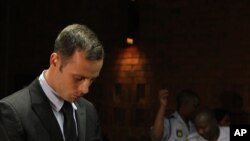 Oscar Pistorius saat mengikuti sidang di pengadilan Pretoria, Afrika Selatan (20/2).