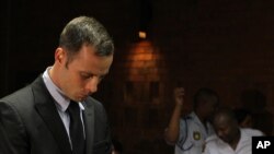 La defensa sostiene que Pistorius disparó a su ex pareja pensando que se trataba de un intruso.