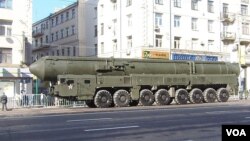 2012年5月莫斯科紅場閱兵彩排中展示的俄軍白楊-M洲際戰略導彈。蘇聯解體前，烏克蘭南方機械廠參與了這種導彈的開發研製。(美國之音白樺拍攝)