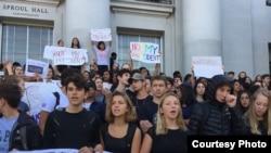 Manifestação Anti-Trump na Universidade de Berkeley na California