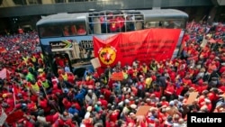 اعضای اتحادیه ملی فلزکاران در اولین روز اعتصاب سراسری در ژوهانسبورگ -- ۱۰ اسفند ۱۳۹۲ (۱ مارس ۲۰۱۴)
