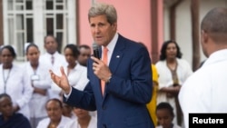 Menlu AS John Kerry saat meninjau Rumah Sakit "Gandhi Memorial" di Addis Ababa (1/5).