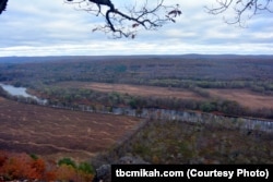 The end of the 4.5-kilometer Cliff Trail atop the Raymondskill Ridge offers spectacular overlook views of the serpentine Delaware River valley.