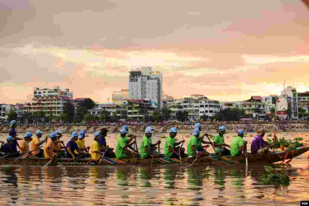 កីឡាករប្រណាំងទូកចែវទូកក្នុងថ្ងៃទីមួយនៃការរប្រណាំងនាថ្ងៃអាទិត្យ ទី១៣ ខែវិច្ឆិកា ឆ្នាំ២០១៦ នៃព្រះរាជពិធីបុណ្យអុំទូក បណ្ដែត ប្រទីប សំពះព្រះខែ និងអកអំបុក។ ព្រះរាជពិធីបុណ្យអុំទូក ចាប់ផ្ដើមពីថ្ងៃទី១៣ ដល់ថ្ងៃទី១៥ ខែវិច្ឆិកា ជារៀងរាល់ឆ្នាំ ដែលមានទូកភាគច្រើនមកពីបណ្ដាខេត្តនានាតាមបណ្ដោយទន្លេមេគង្គ។ (ឡេង ឡែន/VOA)&nbsp;