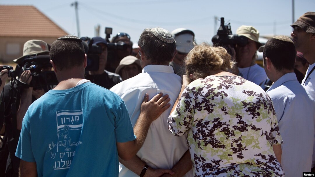 Warga Israel memrotes pengusiran mereka dari permukiman Migron, di Ramallah, Tepi Barat (2/9).