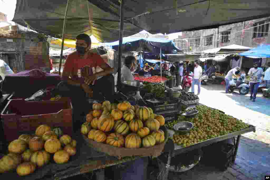 پھل اور سبزی فروش بھی اپنے کام پر لوٹ آئے ہیں جب کہ گلی گلی پھیرے لگا کر سامان فروخت کرنے والوں کو بھی پھر سے روزگار ملنے لگا ہے۔ &nbsp; &nbsp; 