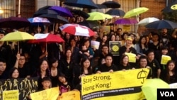 Người ủng hộ các cuộc biểu tình đòi dân chủ ở Hong Kong tập trung bên ngoài Tòa nhà Ngoại giao của Hong Kong ở thủ đô Washington trước khi tuần hành tới Tòa Bạch Ốc, ngày 1/10/2014.