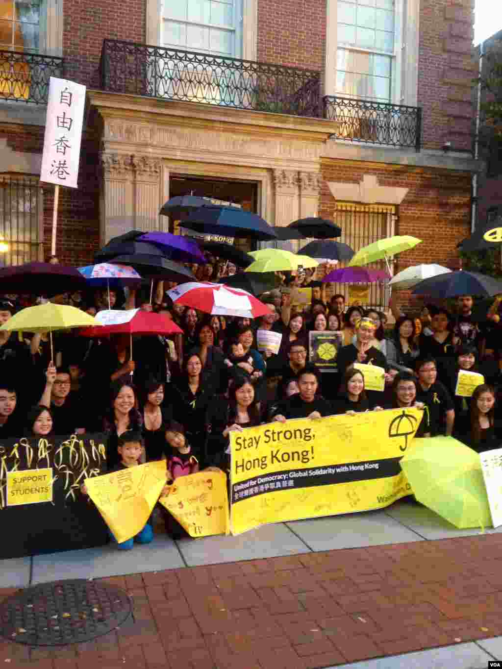 About 200 supporters of Hong Kong&rsquo;s pro-democracy movement gather outside Hong Kong&rsquo;s diplomatic office in Washington before marching to the White House, Oct. 1, 2014. (Michael Lipin/VOA) 