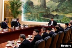시진핑 중국 국가주석이 지난15일 미-중 고위급 협상을 위해 중국을 방문한 스티븐 므누신 재무장관(왼쪽)과 로버트 라이트하이저 무역대표부(USTR) 대표(왼쪽 두 번째) 등을 비롯한 미 협상단을 베이징 인민대회당에서 만나고 있다.