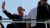 以色列总理内塔尼亚胡在特拉维夫登机到美之前向欢送的人士挥手致谢。