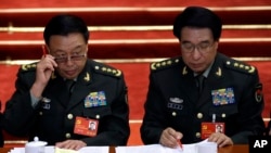 2012年11月8日中共十八大开幕式上徐才厚（右）和即将接替他担任军委副主席的范长龙（左）
