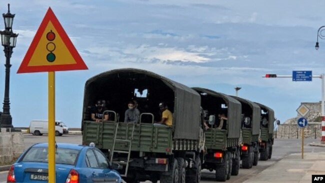 Vehículos de la policía recorren calles de La Habana, Cuba, el 15 de noviembre de 2021, después de haber sido movilizados para impedir una manifestación anunciada por opositores.
