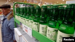 한국 서울의 식품판매점에 소주가 진열되어 있다. (자료사진)