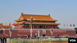 中国政权和制度的象征 – 悬挂毛像的天安门(美国之音张楠拍摄)