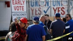 Para pemilih antri untuk memberikan suara pada kaukus Partai Demokrat di Las Vegas, Nevada 17 Februari lalu (foto: ilustrasi). 