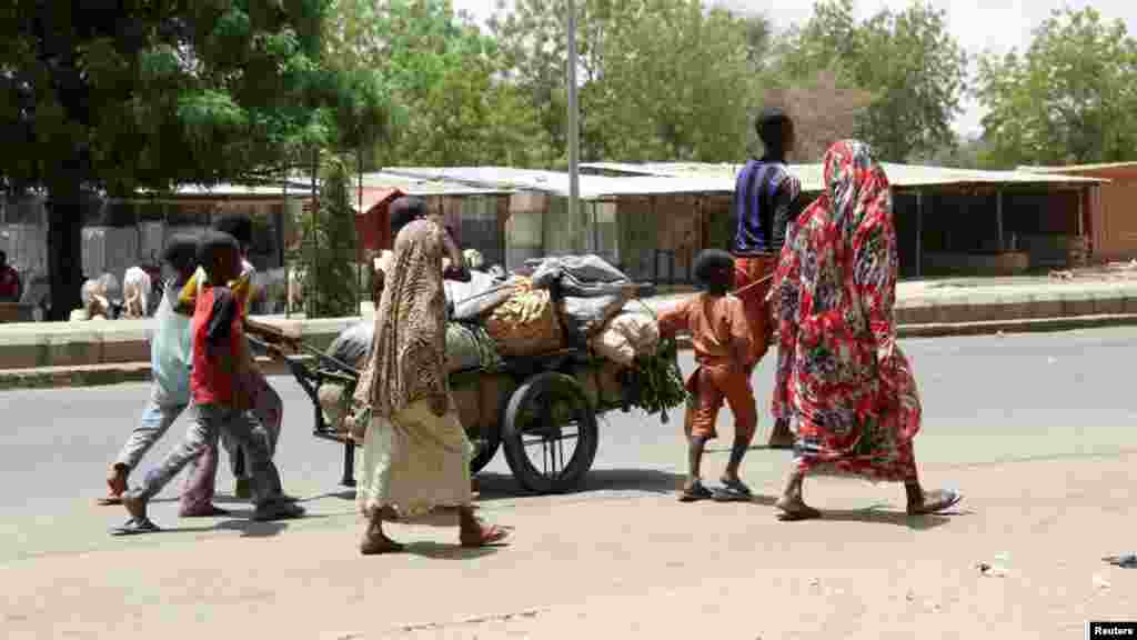 'Yan gudun hijira kusa da Maiduguri.