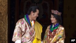ກະສັດ Jigme Khesar Namgyal Wangchuc (ຊ້າຍ) ແລະພະລາຊີນີ Jetsun Pema ຫຼັງພິທີອະພິເສກສົມລົດ (13 ຕຸລາ 2012)