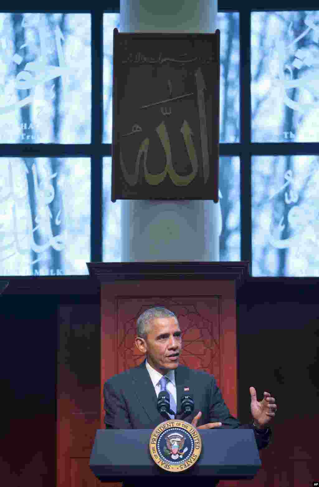 Presiden Barack Obama berbicara di hadapan anggota komunitas Muslim Amerika di Islamic Society of Baltimore, 3 Februari 2016 di Baltimore, Maryland.