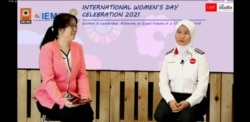 Insinyur pesawat terbang perempuan asal Malaysia, Putri Siti Noordiyana (kanan), menceritakan pengalamannya bekerja di sektor yang dominasi laki-laki dalam diskusi daring Hari Perempuan Internasional, Minggu, 7 Maret 2021. (Foto: Yudha Satriawan/VOA/tangk