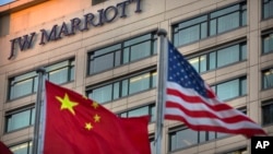 中國和美國的國旗飄揚在北京JW萬豪酒店外(2018年1月11日)。當天，萬豪連鎖酒店因為其網站將台灣、西藏、香港、澳門等列在“國家”選項而向中國政府道歉。