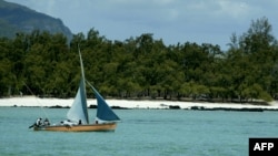 Un bateau le long des cotes mauriciennes, 13 novembre 2003.