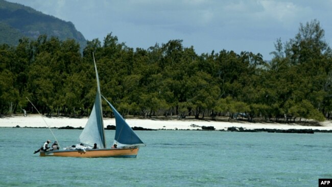 Un bateau le long des cotes mauriciennes, 13 novembre 2003.