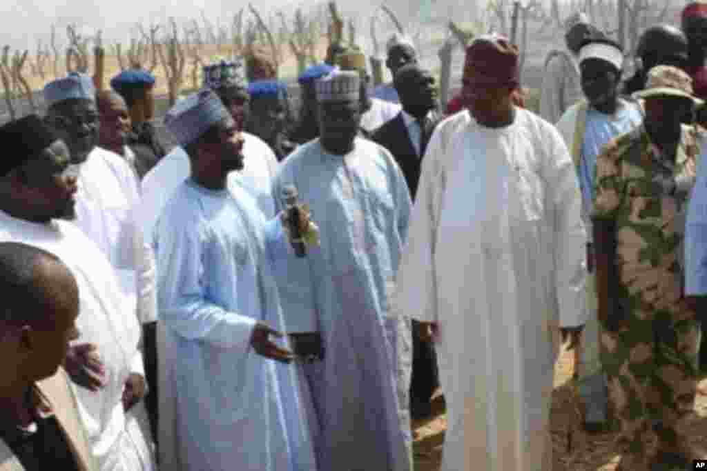 The secretary of the cattle market explaining the incidence to the state Governor.