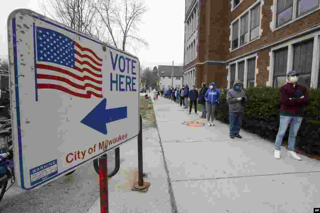 صف رای دهندگان با رعایت فاصله برای انتخابات اولیه درون حزبی در شهر ریورساید، ایالت ویسکانسین