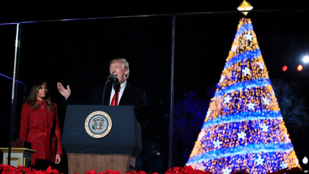 El presidente Donald Trump y su esposa Melania encabezaron la ceremonia anual de iluminación del Árbol de Navidad Nacional frente al jardín sur de la Casa Blanca.
