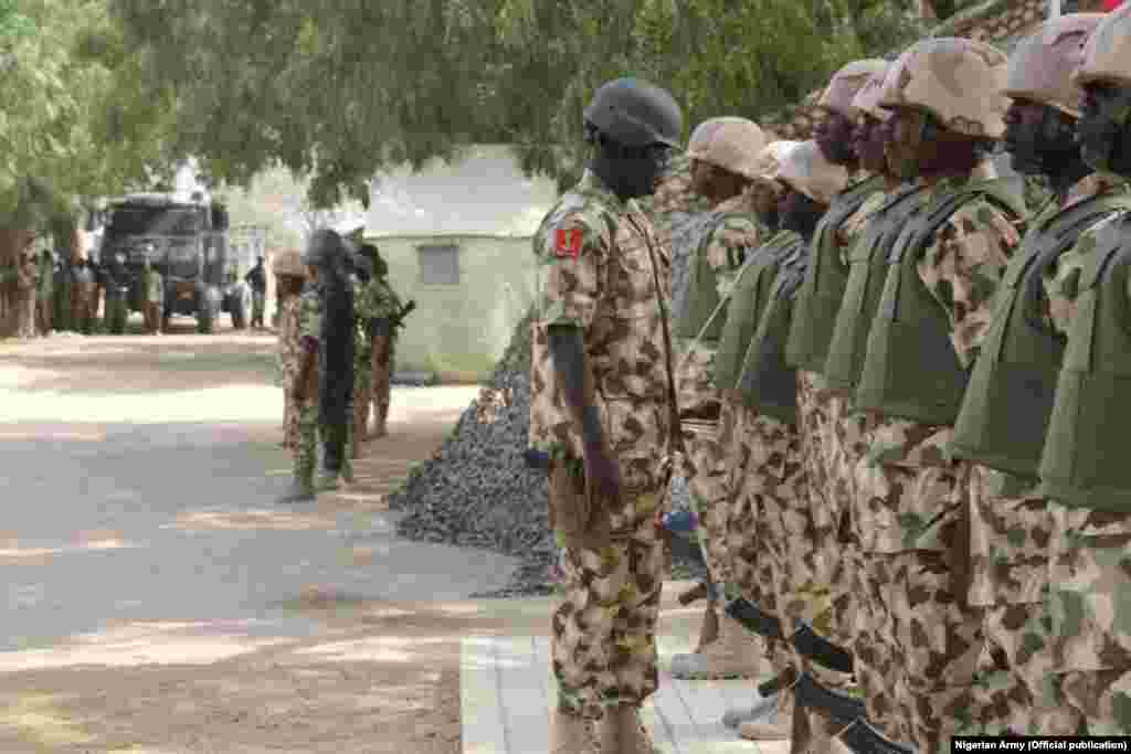 Babban hafsan sojojin kasa na Najeriya, Leftana janar Tukur Buratai, ya ziyarci sansanonin sojojinsa a dajin Sambisa