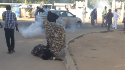 Les victimes d'Hissein Habré face à lacrymogène de la police nationale à N'Djamena, Tchad, le 19 novembre 2019. (VOA/André Kodmadjingar)