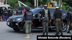 Des policiers effectuent des contrôles de véhicules devant la Haute Cour fédérale à Abuja, au Nigeria, le 21 octobre 2021.