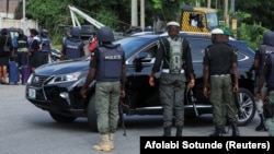 尼日利亚警察在首都阿布贾联邦高等法院附近检查车辆（2021年10月21日）
