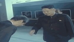 김정은에게 인사하는 북 고위관리 (북한 TV 화면)