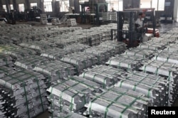 중국 구이저우성 안주의 금속공장에 알루미늄괴가 쌓여있다.