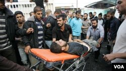 Warga Gaza mengangkut salah satu korban luka-luka akibat serangan udara Israel sebelumnya, Sabtu (29/10).
