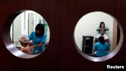 Women receive a massage treatment in a beauty salon in Jakarta January 21, 2009. REUTERS/Beawiharta (INDONESIA) - RTR23OZ1