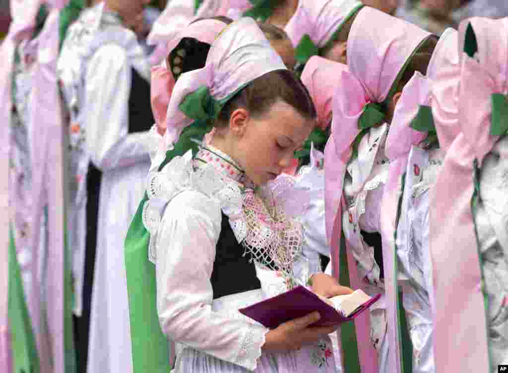 زنان جوان صرب تبار در لباس های محلی، در یک مراسم مذهبی در شرق آلمان.&nbsp;