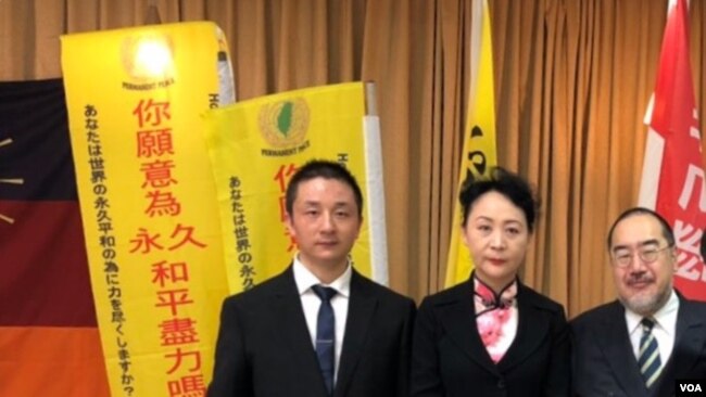 温起锋(左一)(照片为本人提供)