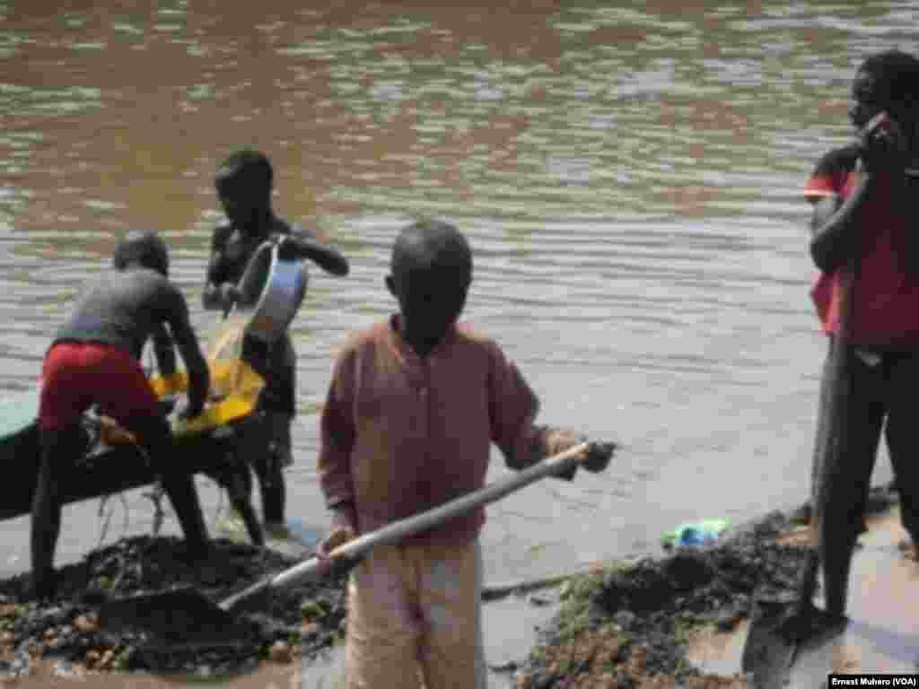 Les enfants sont utilisés pour le nettoyage du sable à Shabunda pour en extraire l'or, en RDC, le 23 mars 2017. (VOA/Ernest Muhero)