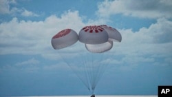 Parasit yang membawa Kapsul SpaceX berisi 4 awak sipil mendarat di Florida Samudra Atlantik, lepas pantai Florida, Sabtu (18/9). 