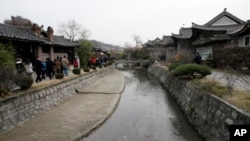 지난 2008년 11월 북한 개성을 방문한 한국 관광객들이 한옥들을 둘러보고 있다. (자료사진)