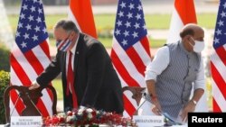 美國國務卿蓬佩奧與印度國防部長辛格2020年10月27日出席聯合記者會後離席（路透社）