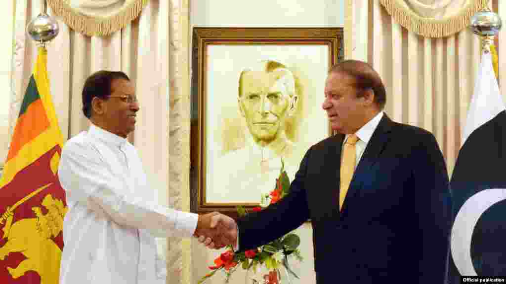 صدر میتھری پالا سری سینا وزیر اعظم نواز شریف سے ہاتھ ملا رہے ہیں۔