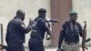 Policial prende manifestante nigeriano